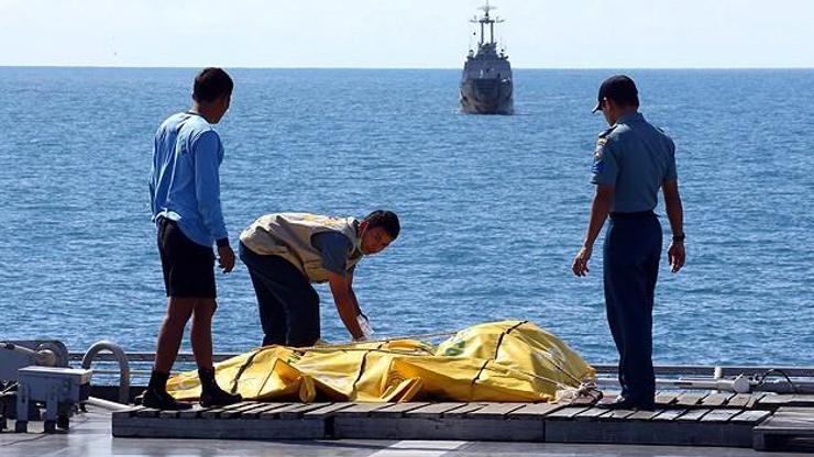 AirAsianın enkazında gövde kısmına ulaşıldı