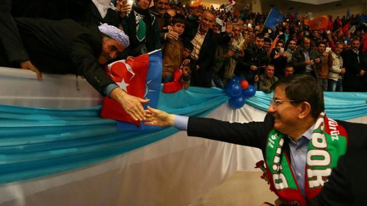 HDP, Başbakan Davutoğluna Kürtçe çocuk şarkıları kitabı ile CDsi hediye etti