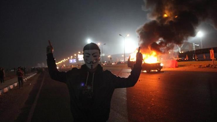 Mısırda futbol taraftarlarıyla polis arasında çatışma