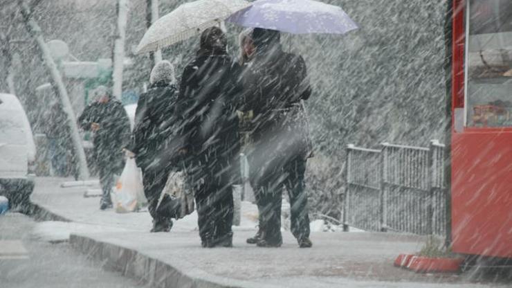 İstanbulda beklenen kar yağışı başladı