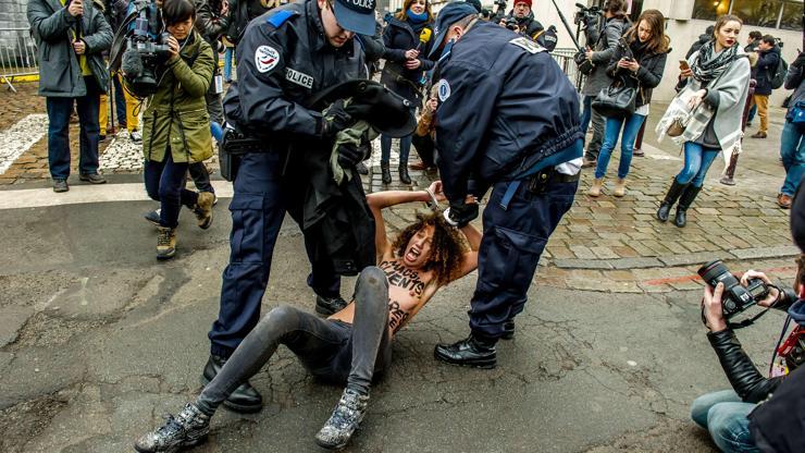 FEMEN üyelerinden Dominique Strauss Kahna protesto