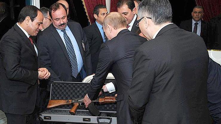 Putin, Sisiye Kalaşnikof hediye etti