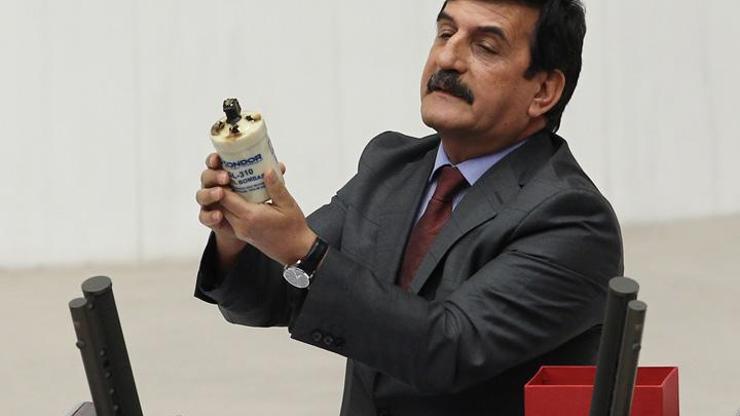 CHP İzmir Milletvekili Mustafa Moroğlu kürsüye gaz bombası ile çıktı