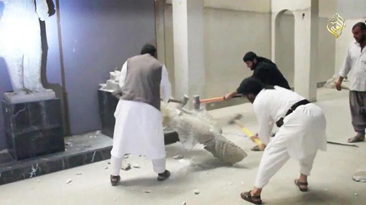 IŞİD binlerce yıllık heykelleri yerle bir etti