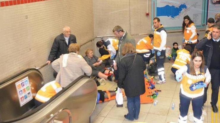 İzmir metrosunda merdiven kazası