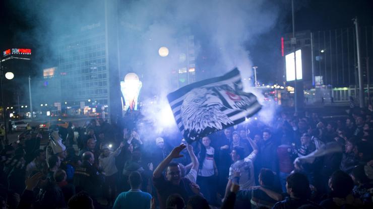 Beşiktaşın tarihi zaferi coşkuyla kutlandı