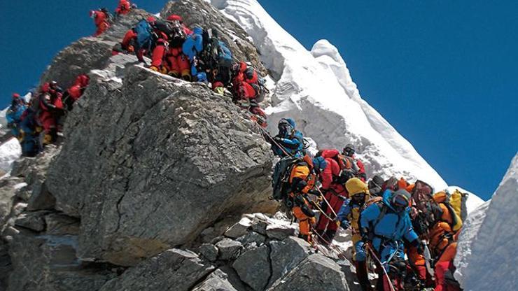 Everestin zirvesi insan dışkıları yüzünden mikrop saçıyor