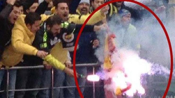 Fenerbahçeli taraftarlar G.Saray forması yaktı