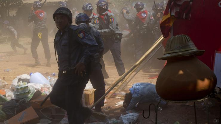 Myanmarda polisten öğrencilere orantısız güç