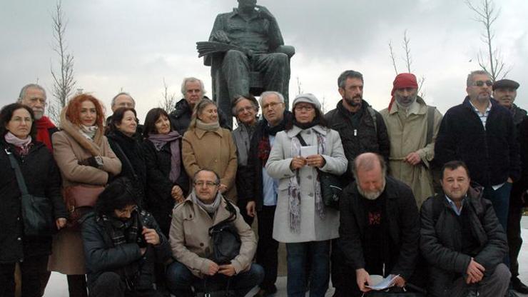 Ünlü sanatçılar Yaşar Kemal heykeline yürüdüler
