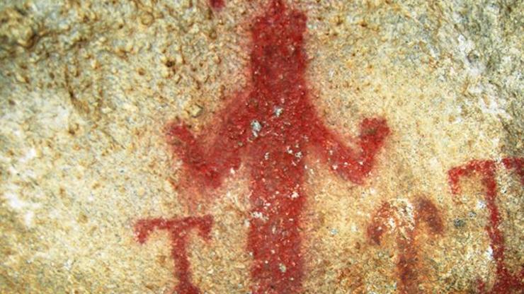 8 bin yıllık mağara resimlerine spreyle adlarını yazdılar