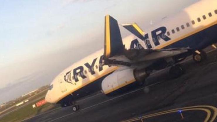 Ryanairin iki uçağı pistte birbirine dolaştı