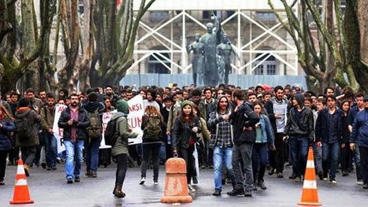 Öğrencilerden İstanbul Üniversitesinde Raşit Tükel eylemi