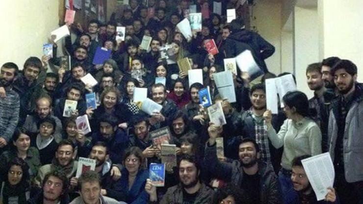 İstanbul Üniversitesinde öğrencilerden Raşit Tükel eylemi