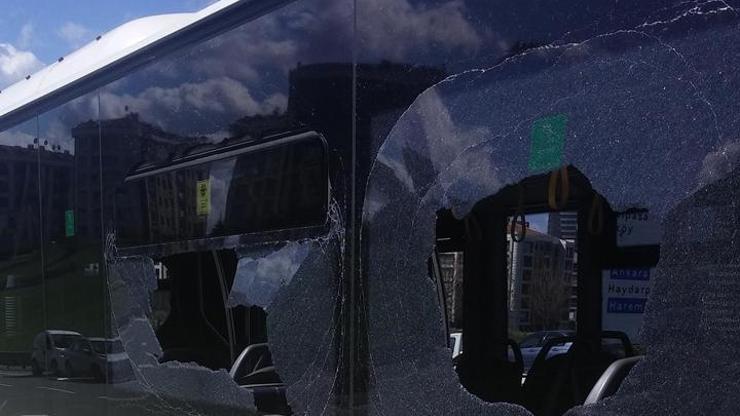 Metrobüsün tekerleği E-5e fırladı: 4 araç hasar gördü
