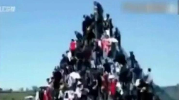 100 kişinin tırmandığı piramit çöktü: 2 ölü, 45 yaralı