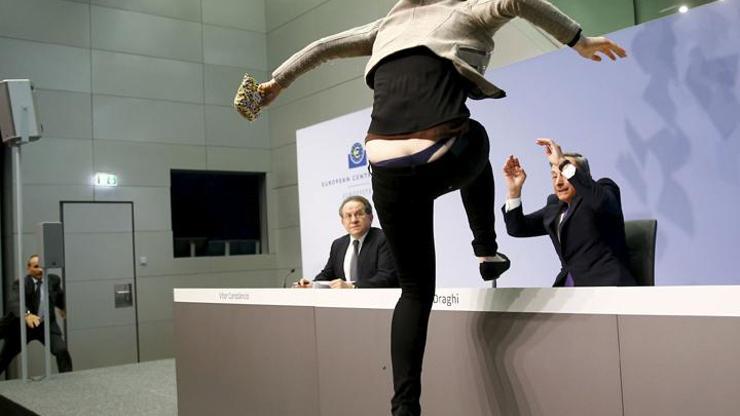 Mario Draghinin masasına çıktım, iç çamaşırımı konuşuyorlar