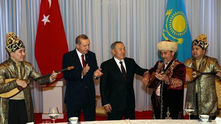 Cumhurbaşkanı Erdoğan, Dombraya alkışla tempo tuttu