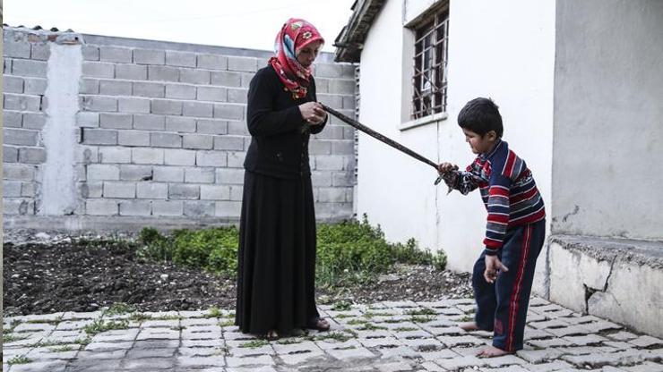Suriyeli anne engelli oğlunu kaybolmaması için iple bağlıyor