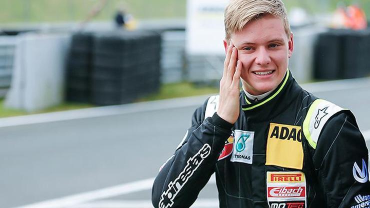 Schumacherin oğlu ilk yarışını kazandı