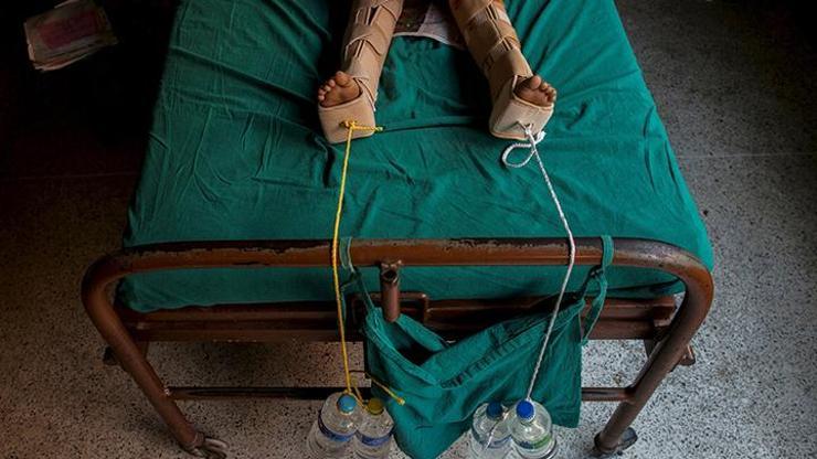 Nepalde depremden sonra yokluk: Hastanede yaralar viskiyle temizleniyor