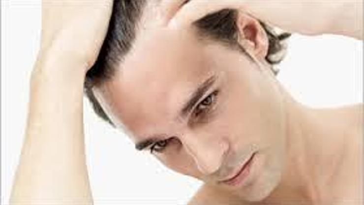 Erkeklerde saç dökülmesi neden olur