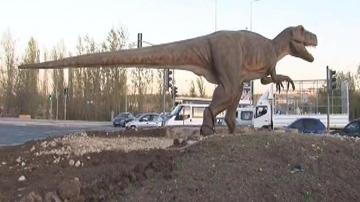 Ankarada robot heykelinin yerine dinozor heykeli dikildi