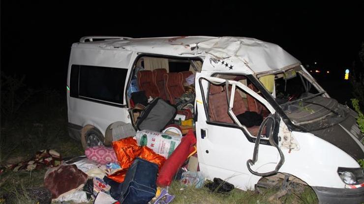 Mevsimlik tarım işçilerini taşıyan minibüs devrildi: 3 ölü, 12 yaralı