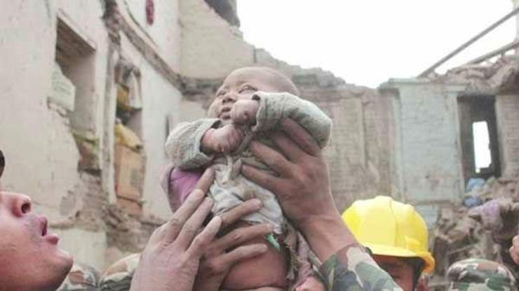 Nepalde mucize: 4 aylık bebek enkazın altından sağ kurtarıldı