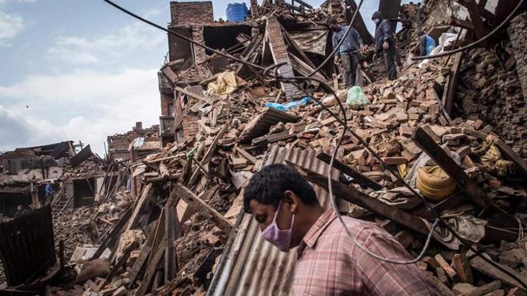 101 yaşındaki Nepalli enkazdan sağ çıkarıldı