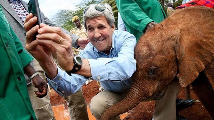John Kerry yavru fil ile selfie çekti
