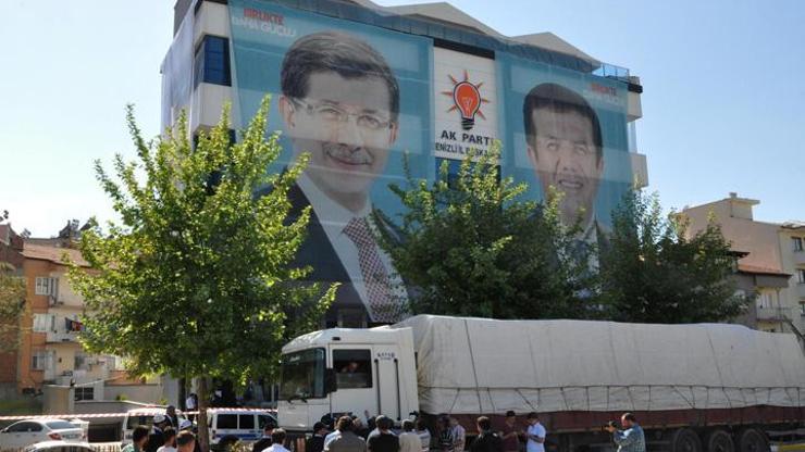 Denizli AK Parti İl Başkanlığı önünde TIR yakma eylemi