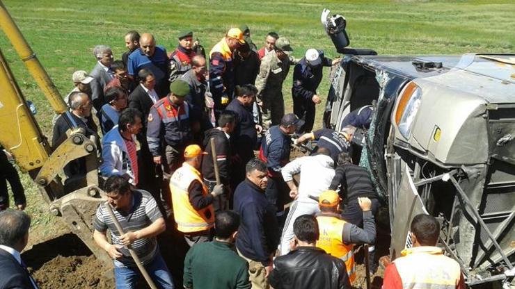 Öğrencileri taşıyan otobüs devrildi