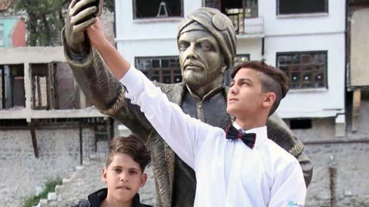 Selfie çeken şehzade heykeli