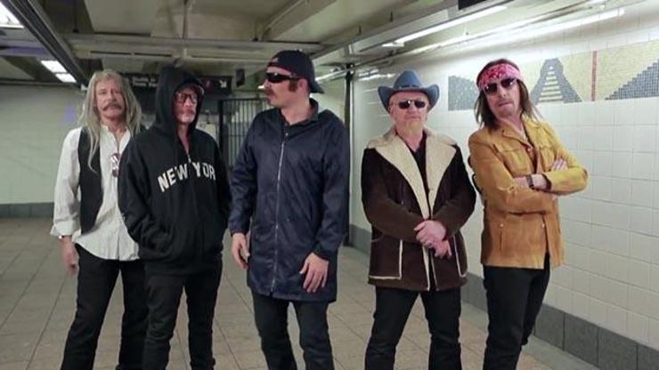 U2 metroda şarkı söyledi