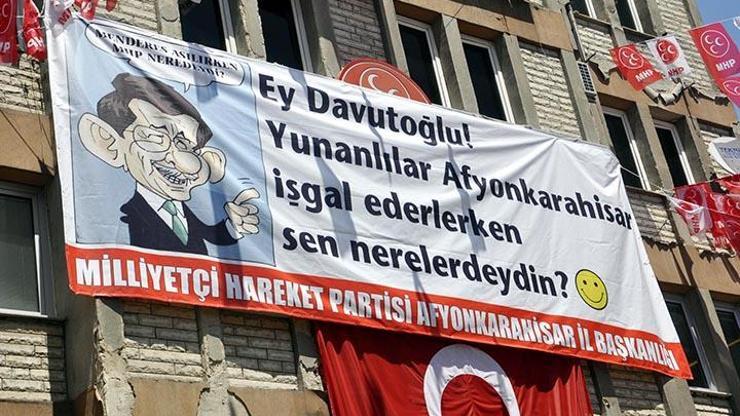 MHPden Davutoğluna karikatürlü pankartla yanıt