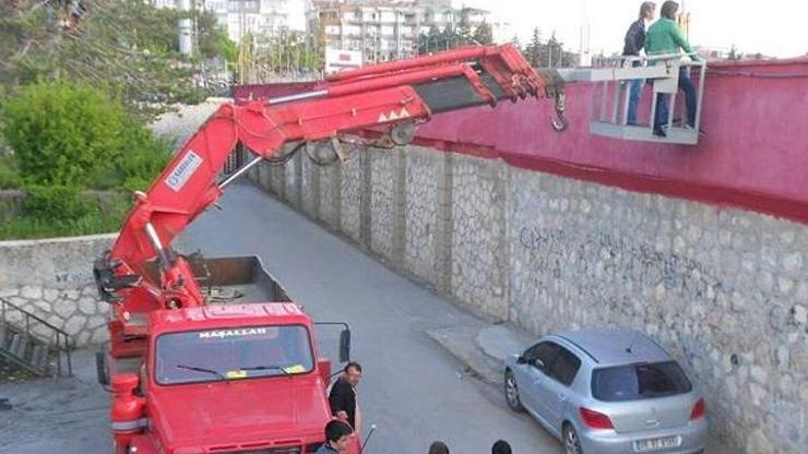 Stada giremeyince vinç getirip maçı izlediler