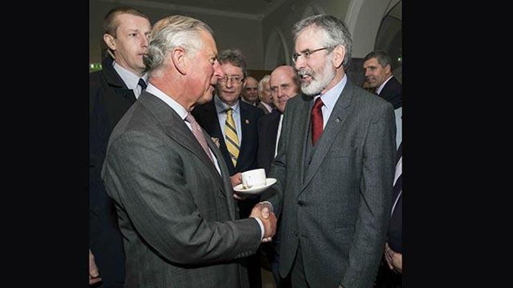 Prens Charles, Gerry Adams ile el sıkıştı