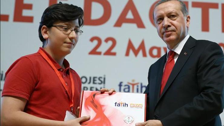 Cumhurbaşkanı Erdoğan tablet dağıttı
