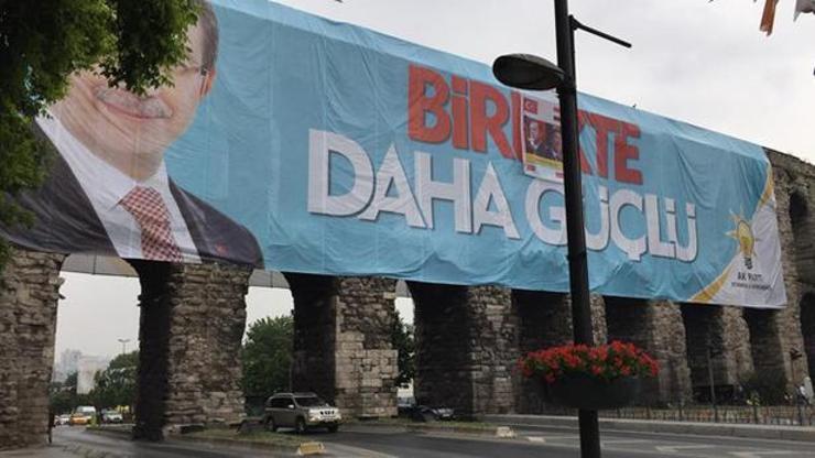 Bozdoğan Kemerine asılan AK Parti pankartı kaldırıldı