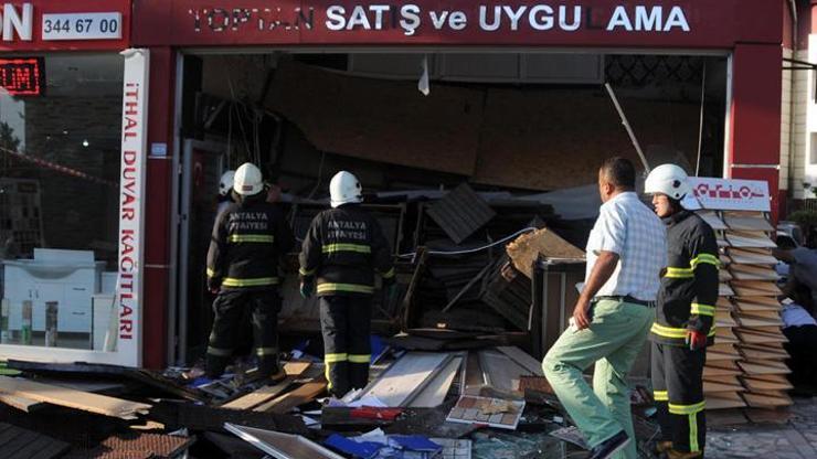 Antalyada iş yerinin asma katı çöktü: 3 yaralı