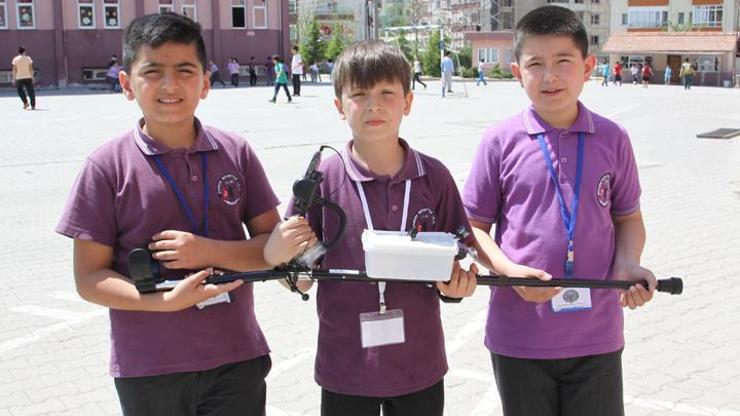 Ortaokul öğrencileri gören bastonu icat etti
