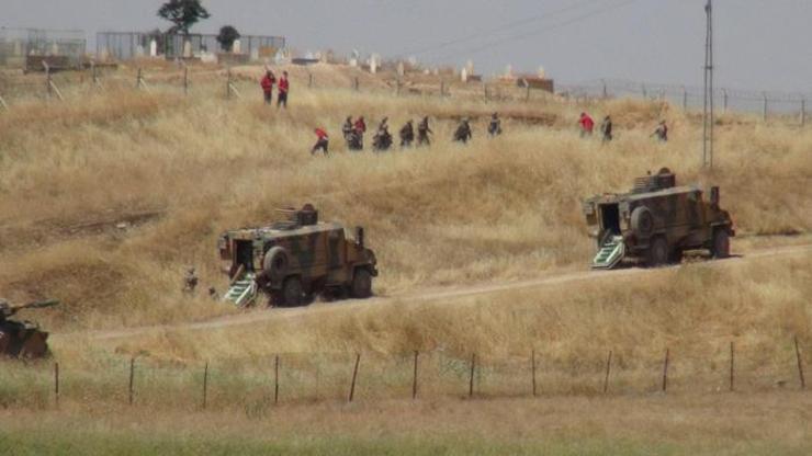 Asker sınırda tatbikat yaptı, YPGliler merakla izledi