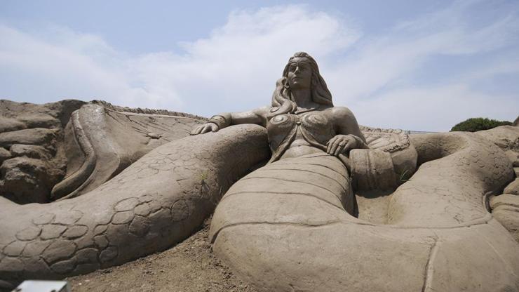 Mitolojik kahramanlar kumdan heykele dönüştü