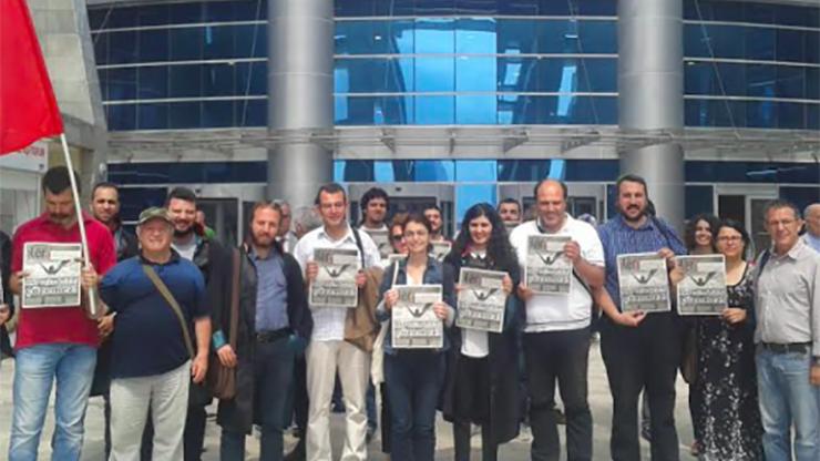 Erdoğana hakaret iddiasıyla yargılanan gazeteciye ilk celsede beraat