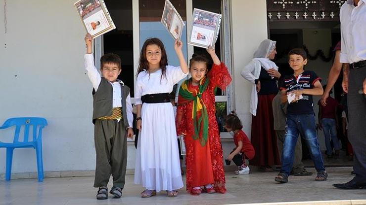 Cizrede Kürtçe eğitim verilen okulda öğrenciler karne aldı