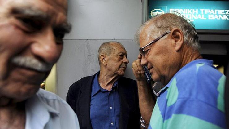 Yunanistanda banka kuyruğunda endişeli bekleyiş