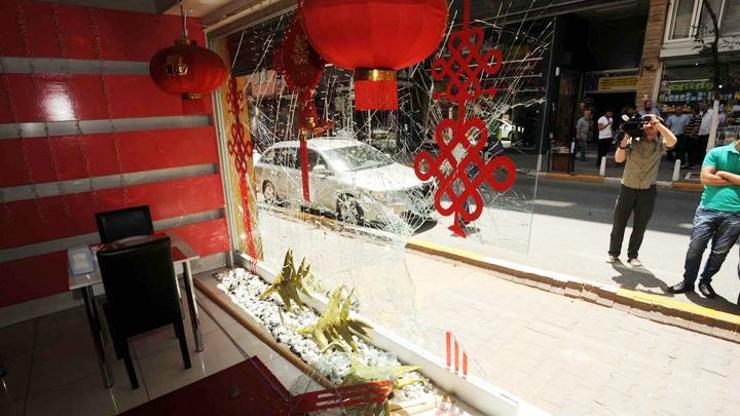 Tophanede Çin lokantasına taşlı-sopalı saldırı