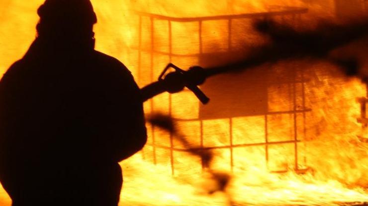 İzmirde yağ fabrikasında yangın: 2 işçi yaralı