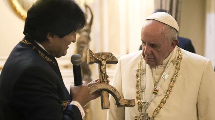 Papa Francise Evo Moralesden orak çekiçli haç